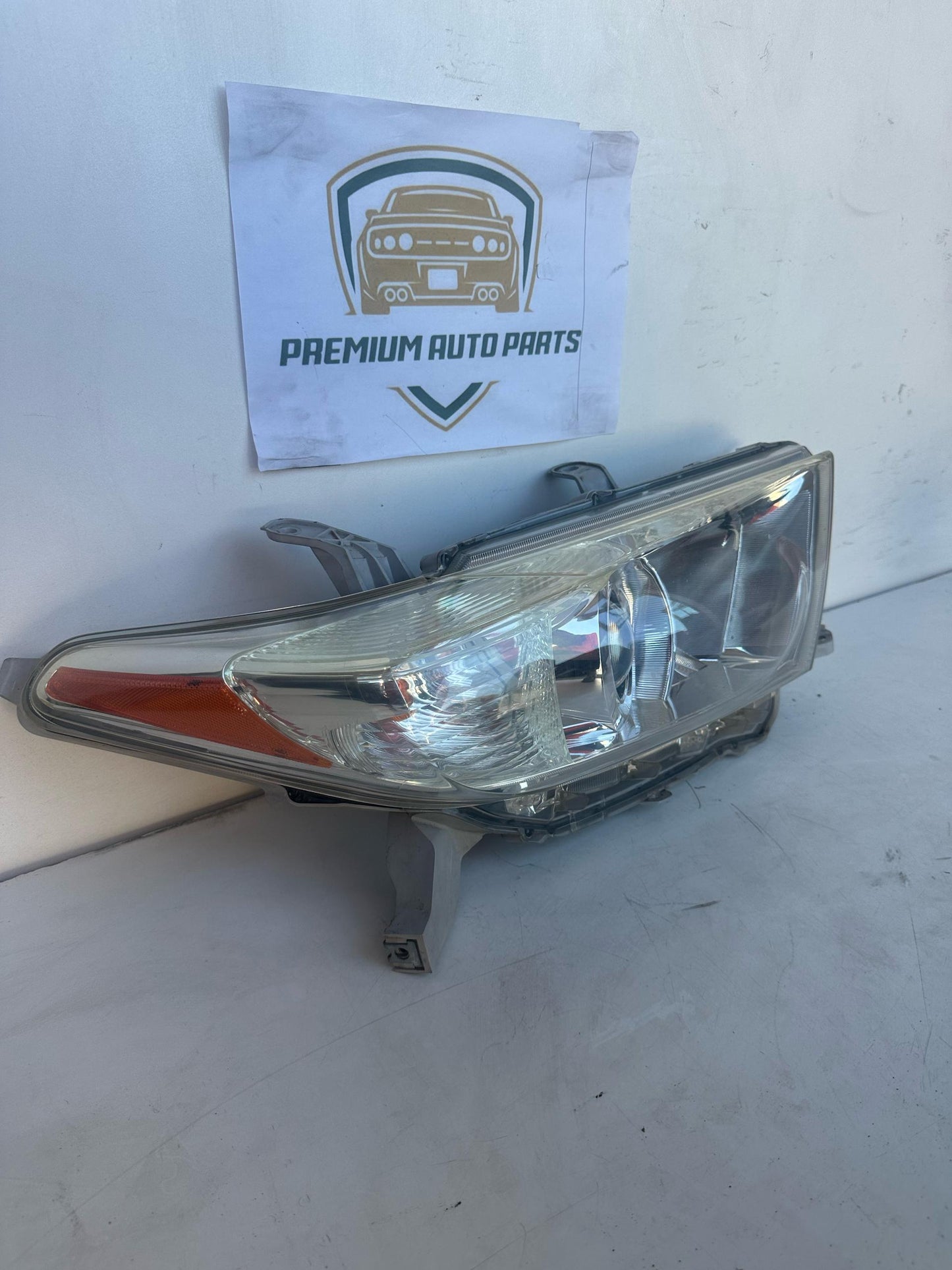 2012 Toyota Kluger Right Headlight