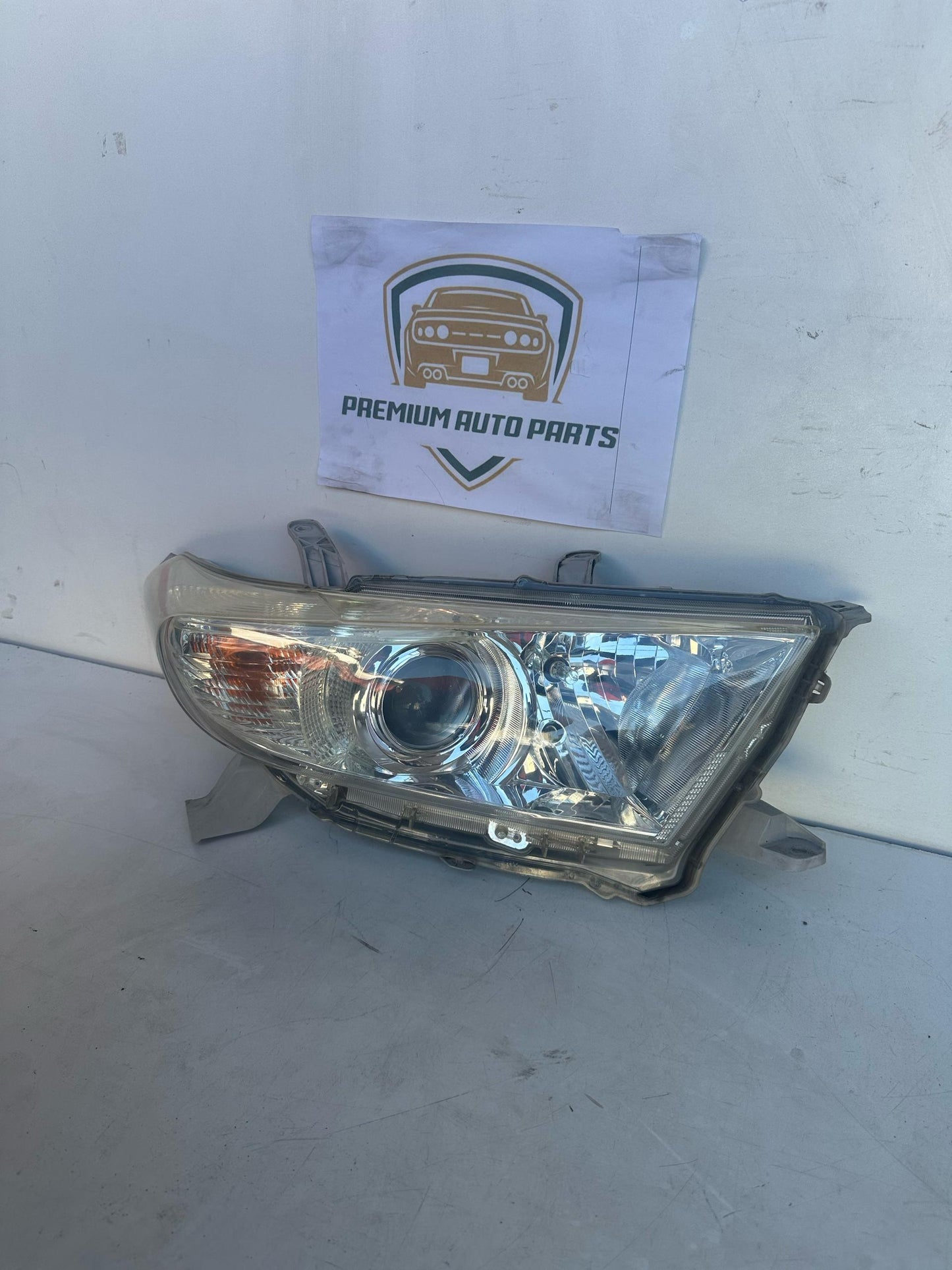 2012 Toyota Kluger Right Headlight