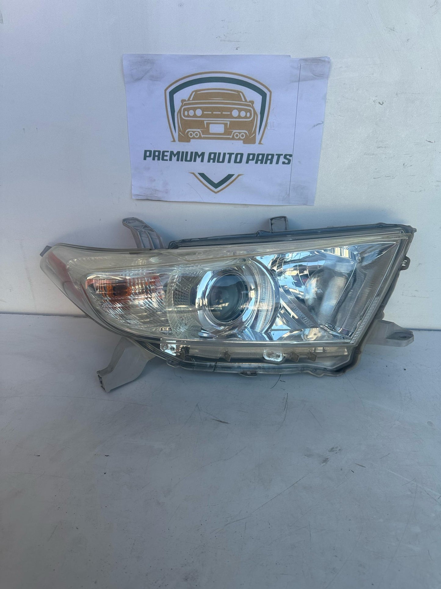 2012 Toyota Kluger Right Headlight