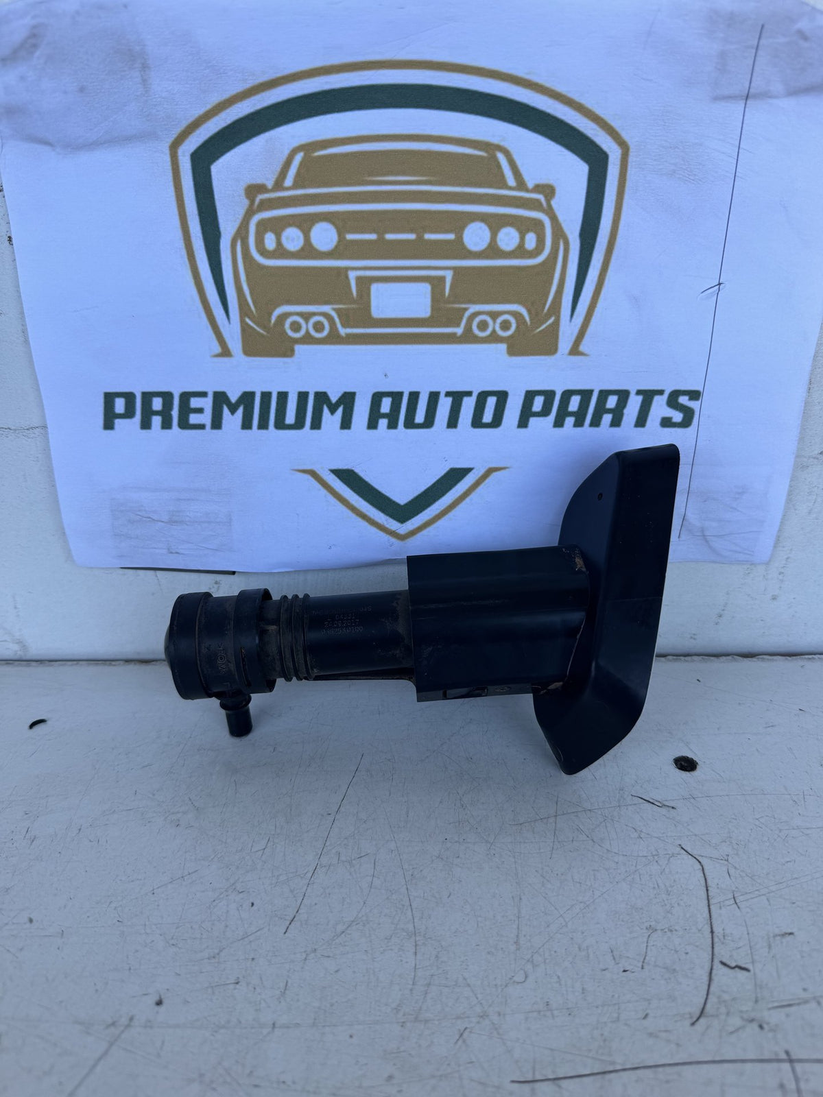 2016 Volkswagen Touareg Station Wagon Left Headlight Washer Jet