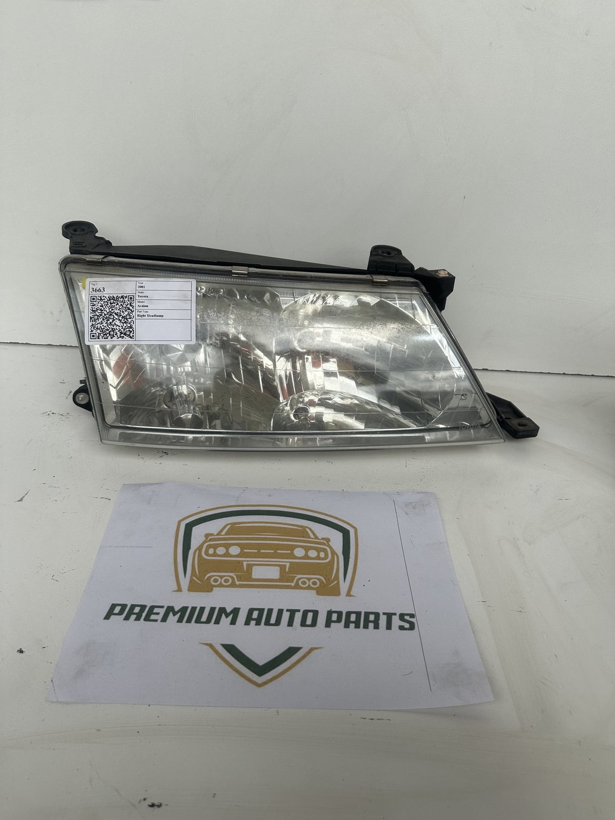 2000-2006 Toyota Avalon X10 Sedan Right Headlight 81150-YF010