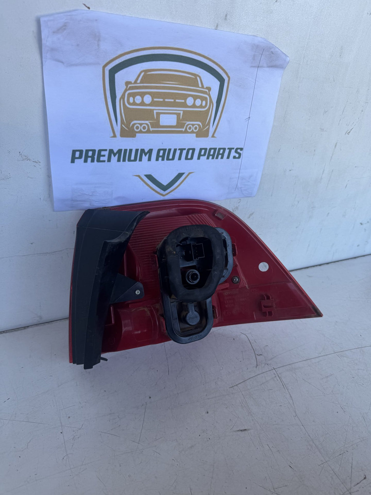 2016 Volkswagen Touareg Station Wagon Left Taillight