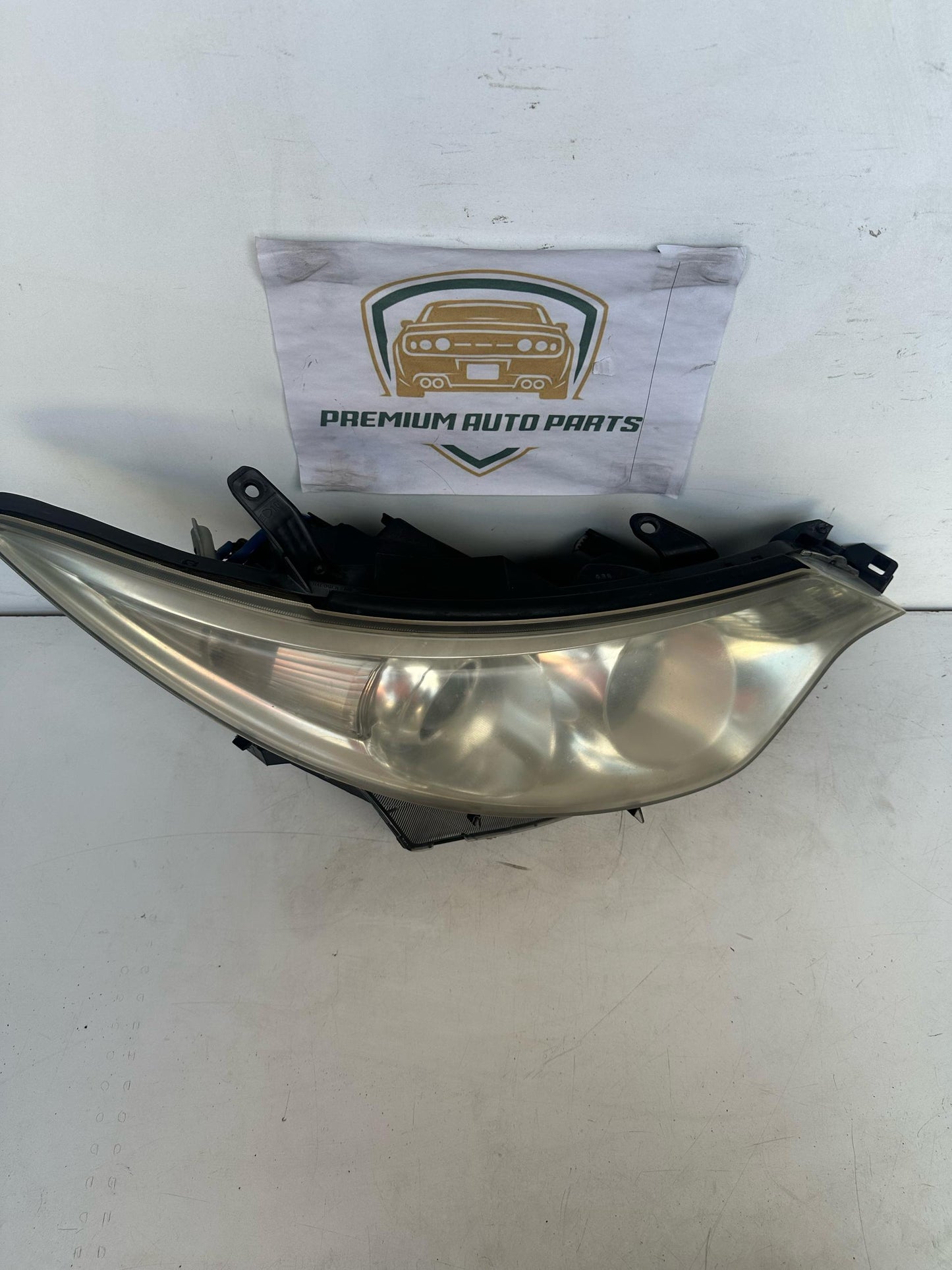 2006 Toyota Tarago R50 Right Headlight