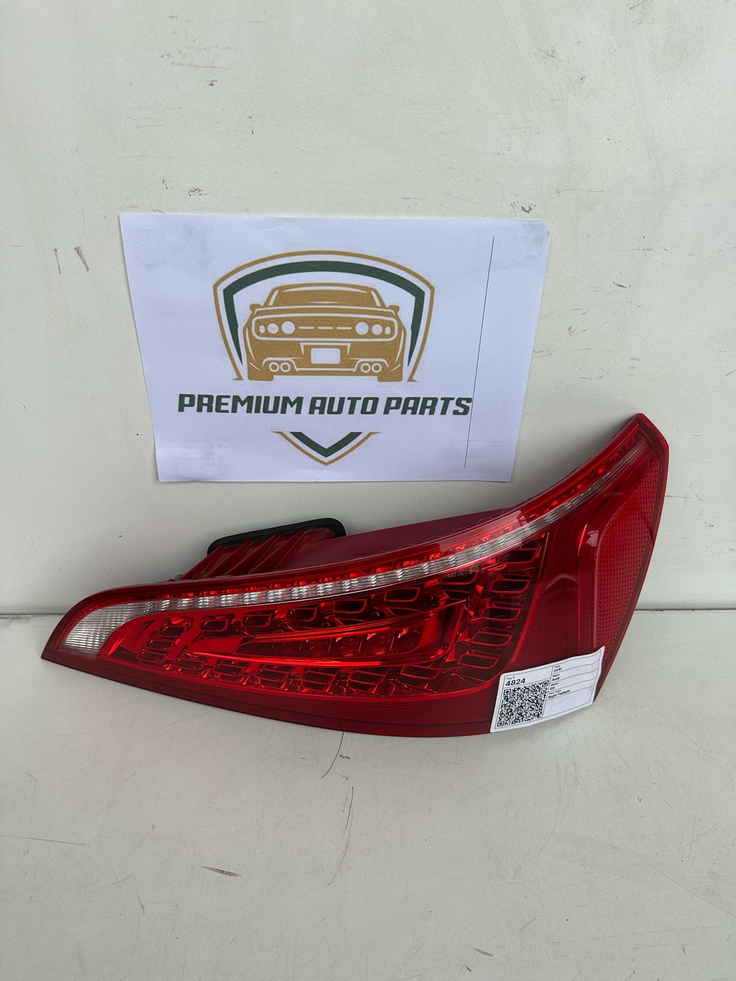 2010  8R Right Taillight