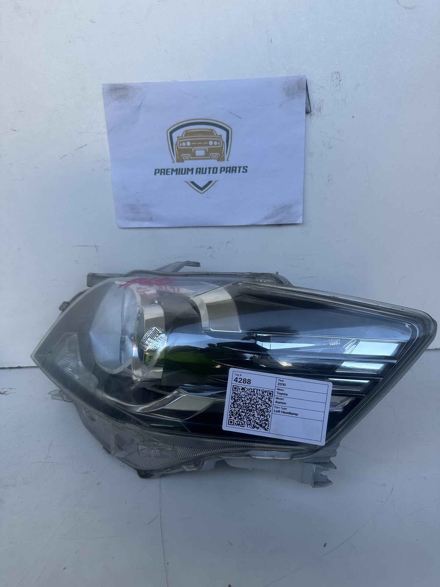 2010  V40 Left Headlight