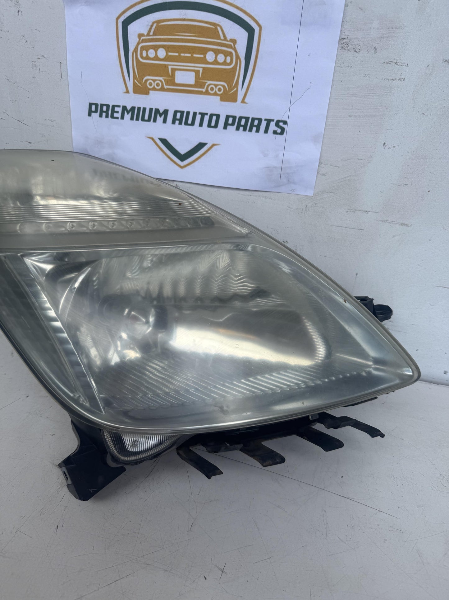 2006  W20 Right Headlight