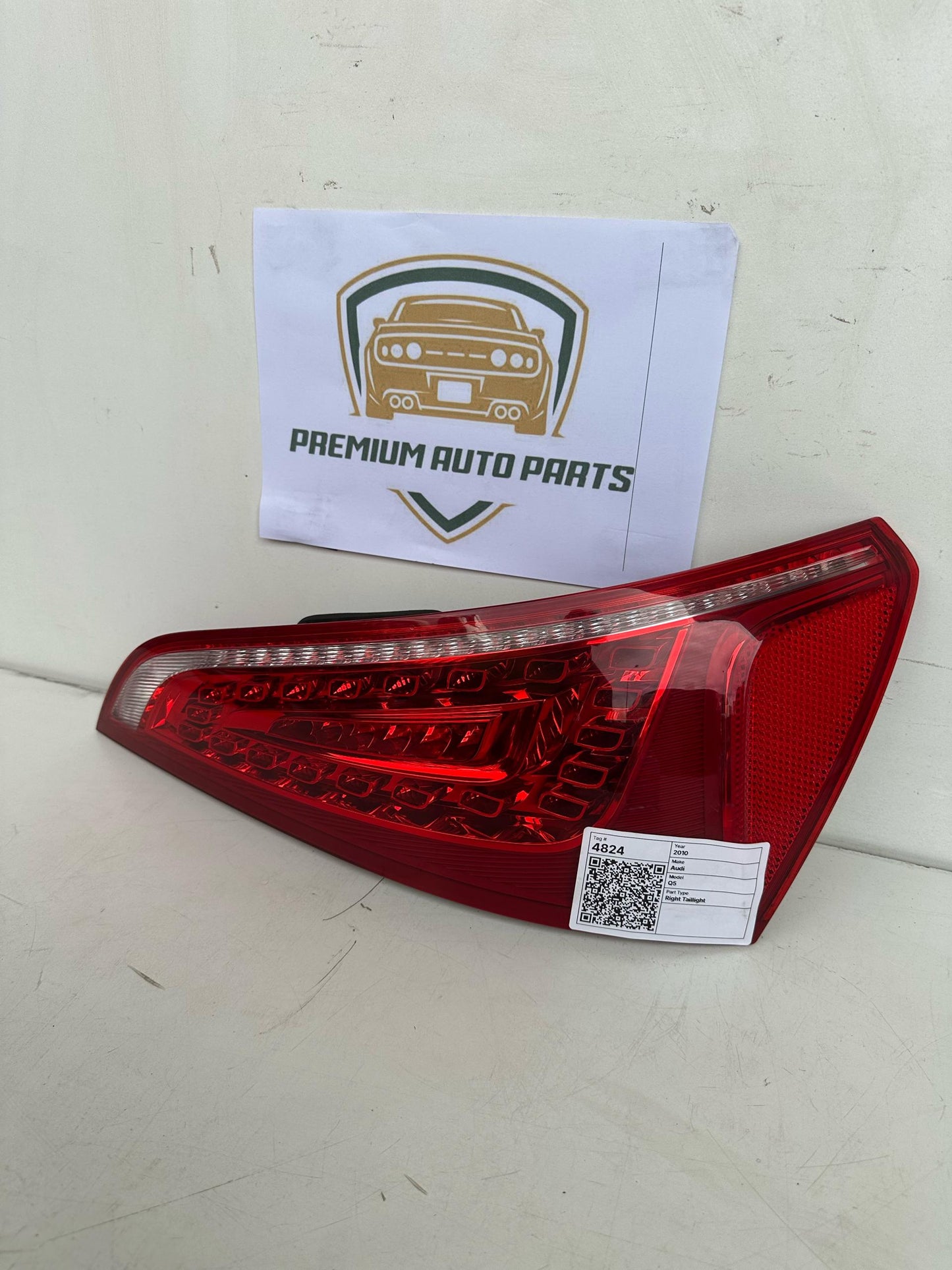 2010  8R Right Taillight