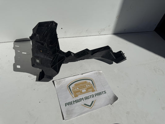 2016  4M Right Headlight Bracket
