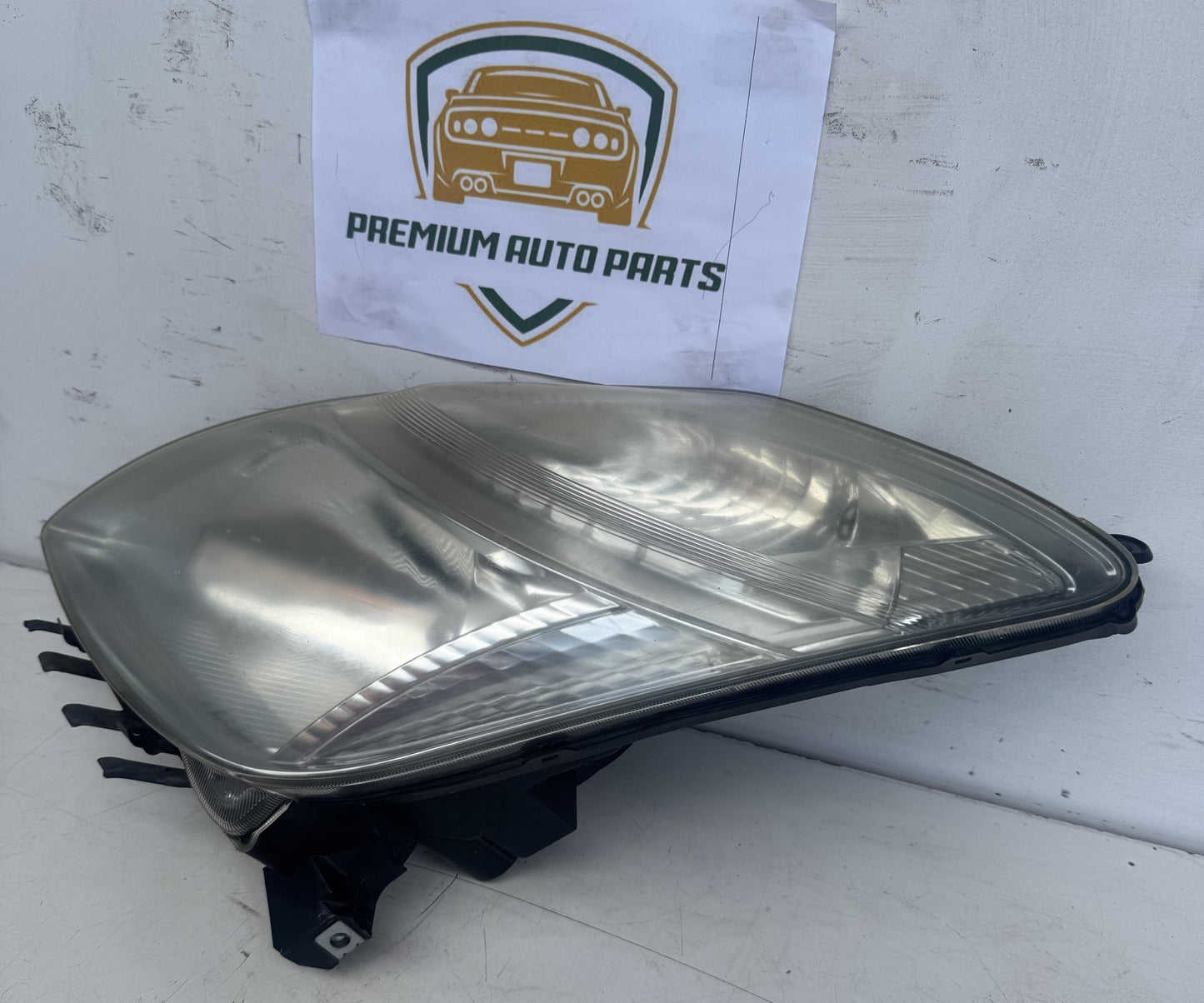2006  W20 Left Headlight
