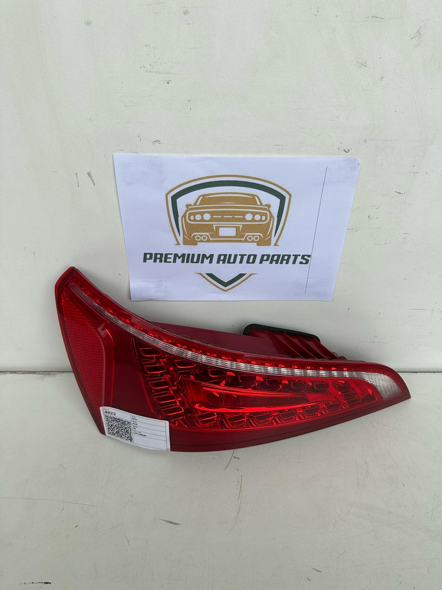 2010  8R Left Taillight