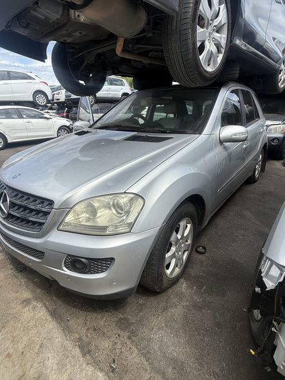 2006 Mercedes-Benz ML320  M-Class W164Station Wagon 
Mercedes-Benz
ML320