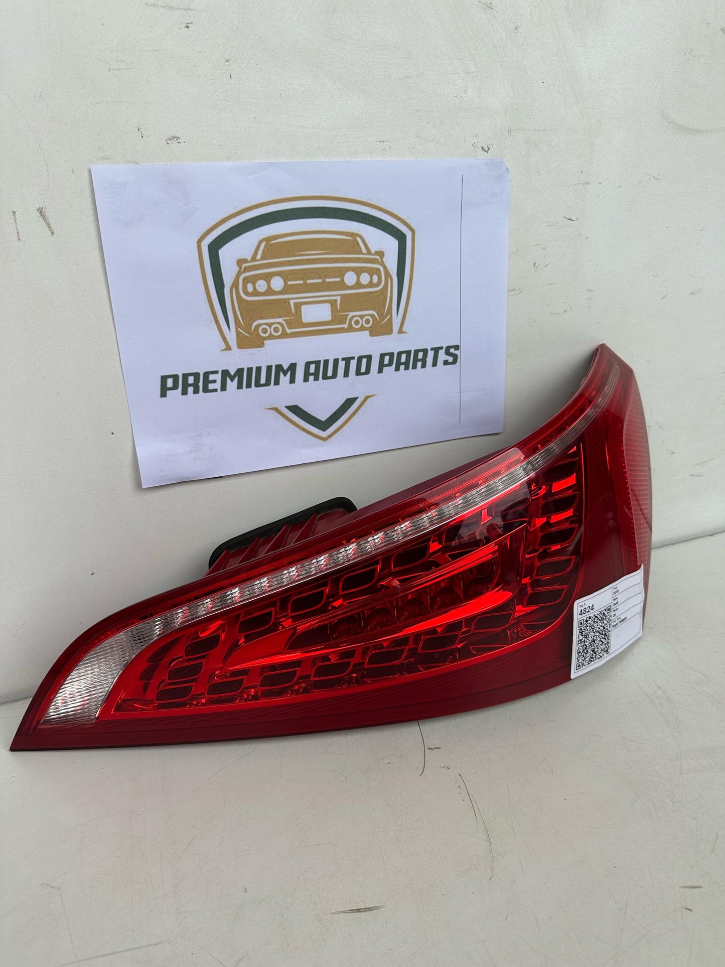 2010  8R Right Taillight