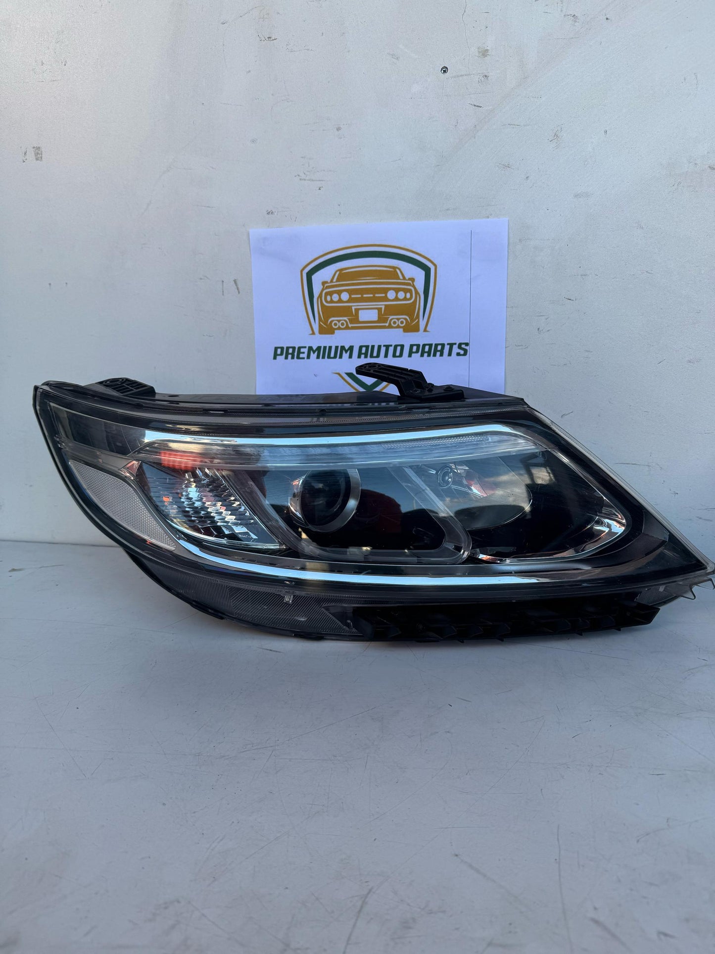2012 Kia Sorento Right Headlight