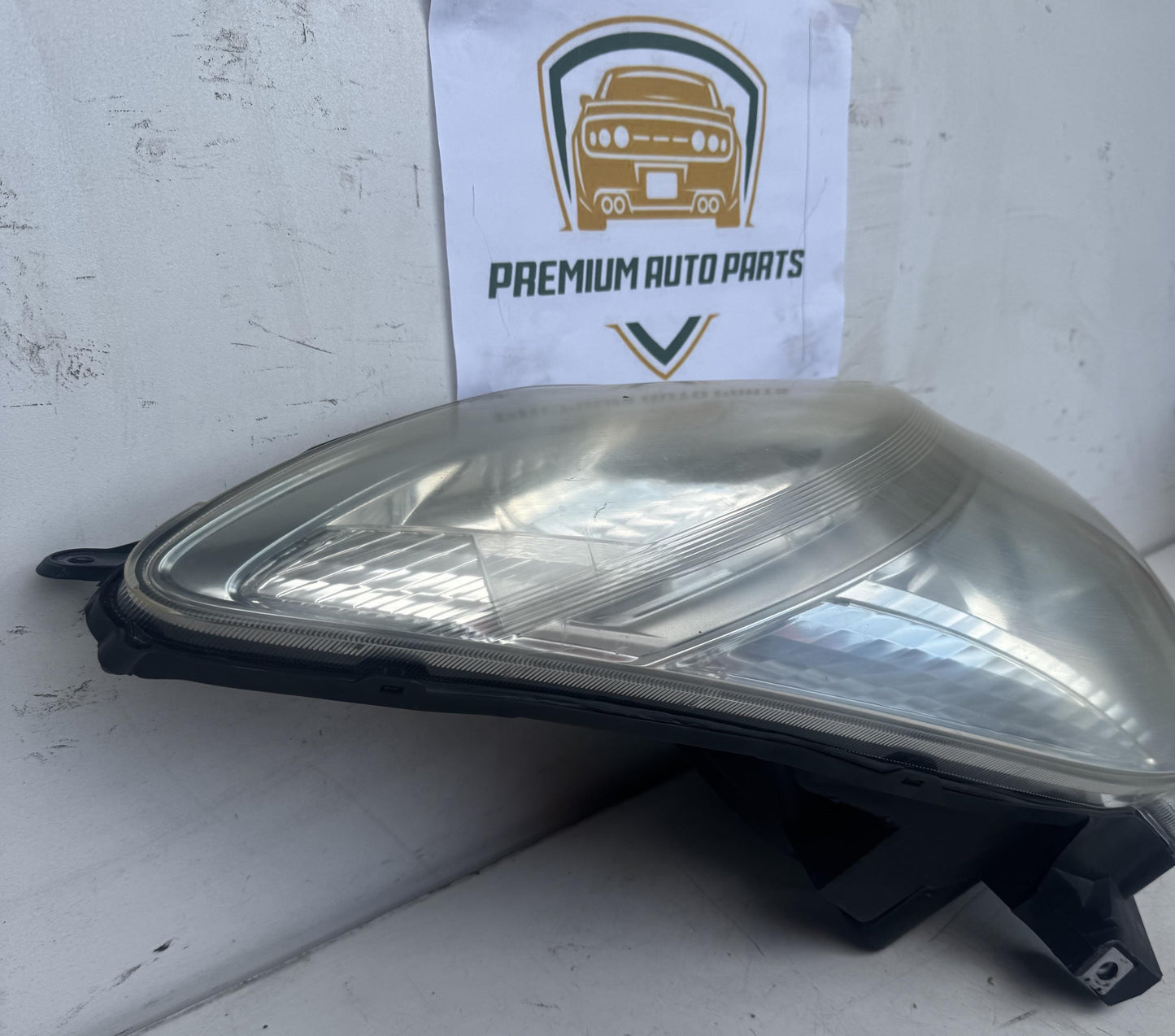 2006  W20 Right Headlight