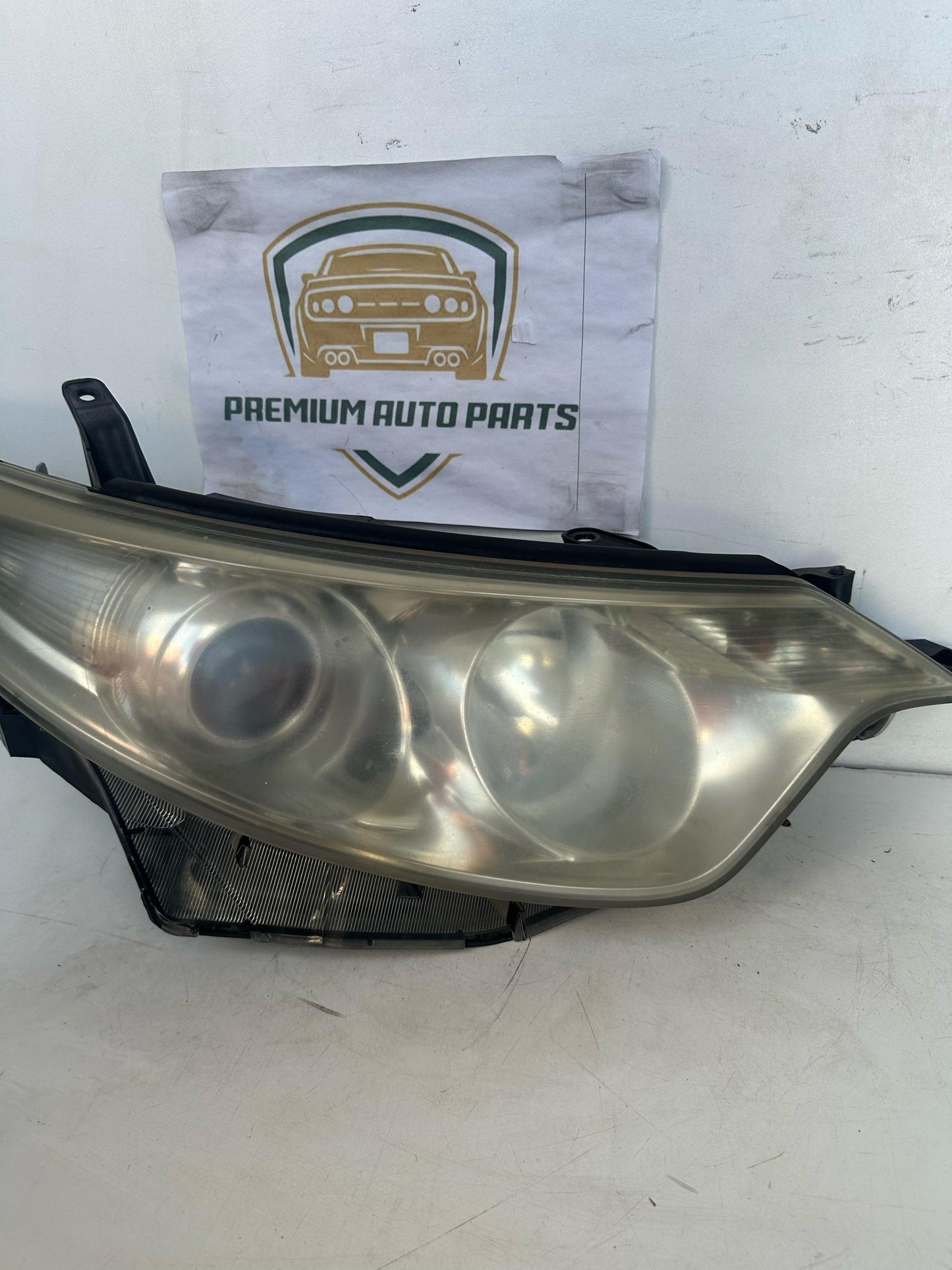 2006 Toyota Tarago R50 Right Headlight