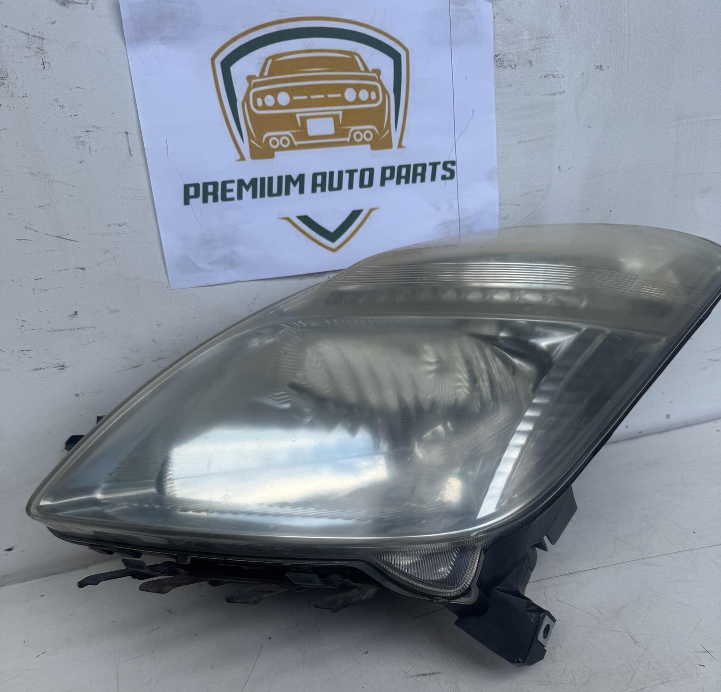 2006  W20 Left Headlight
