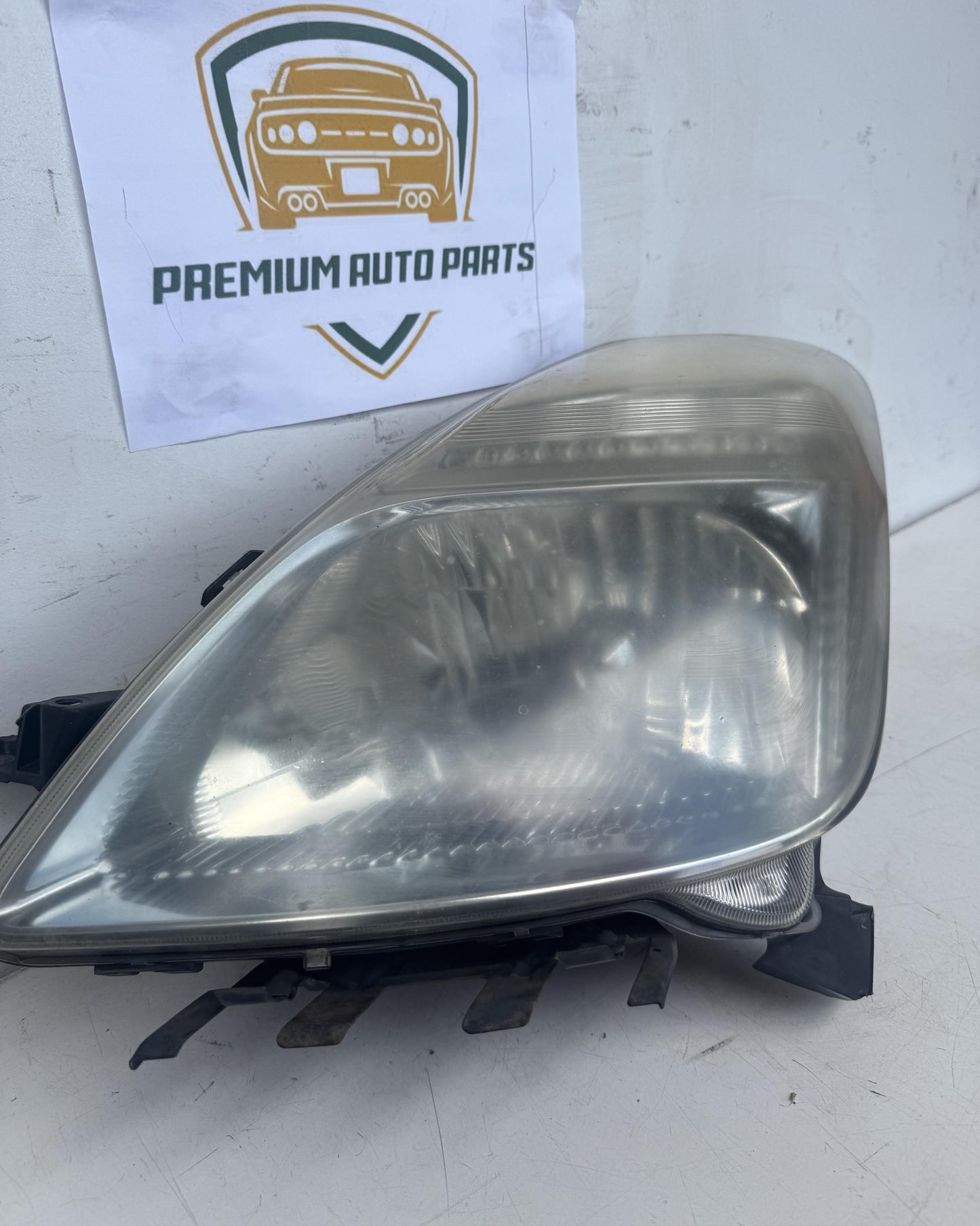 2006  W20 Left Headlight