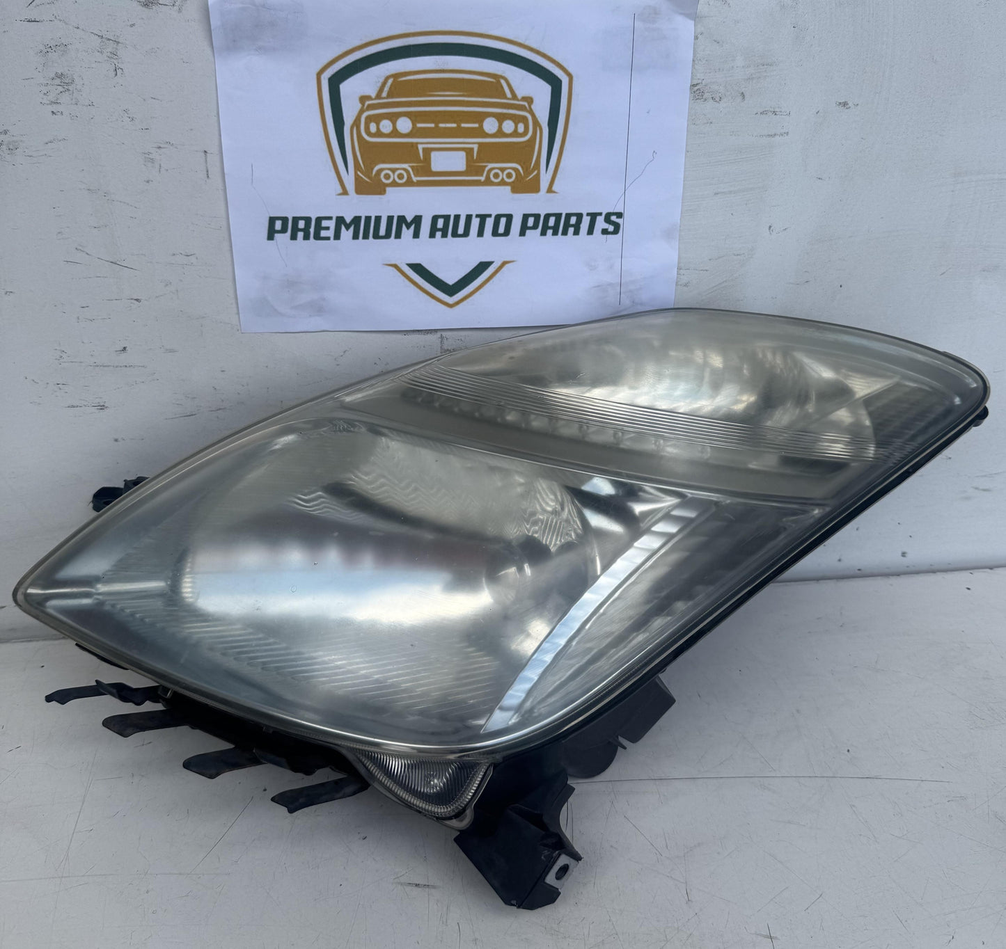 2006  W20 Left Headlight