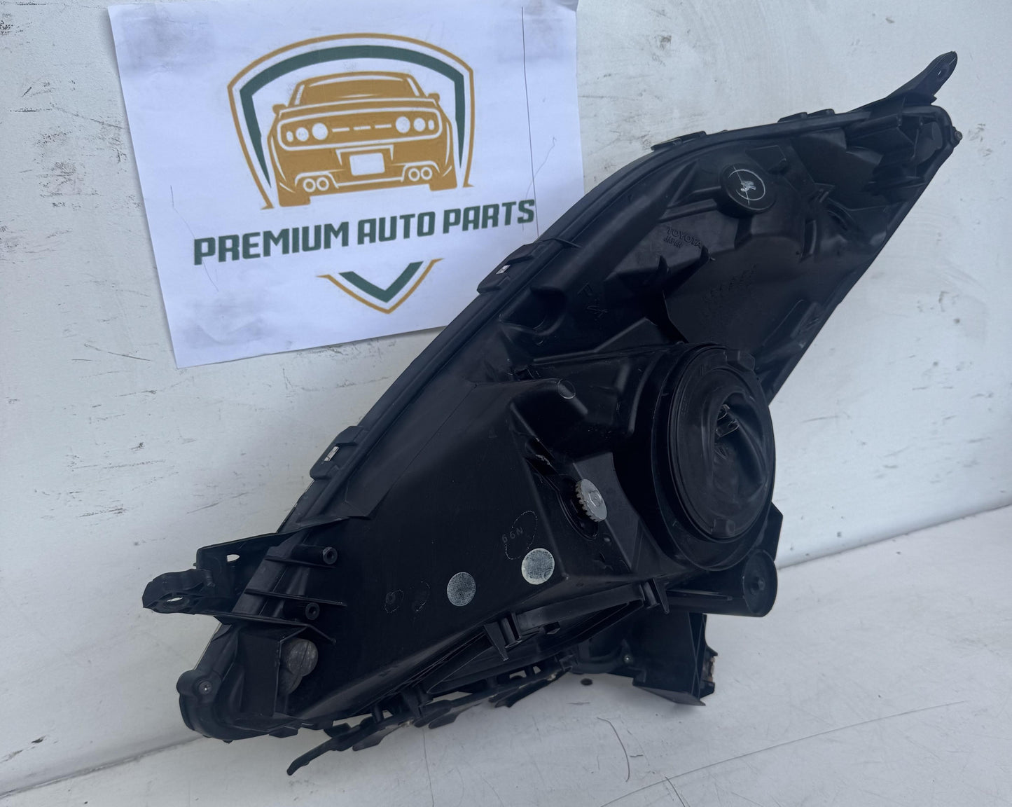 2006  W20 Right Headlight