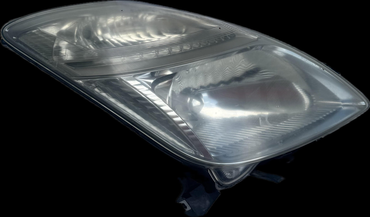 2006  W20 Right Headlight