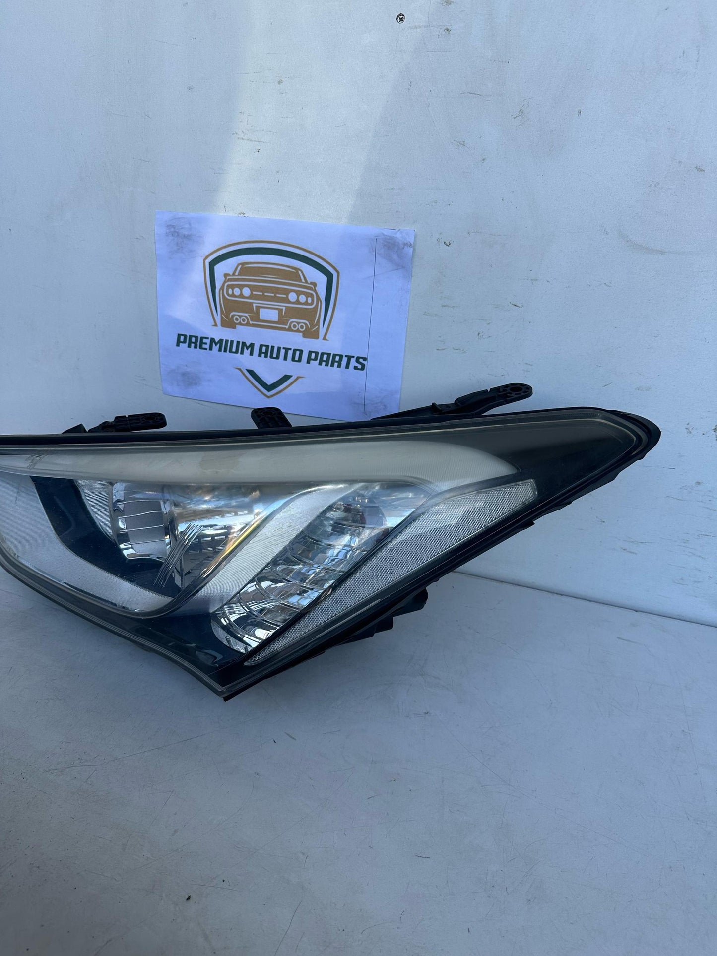2013 Hyundai Santa FeDM Left Headlight
