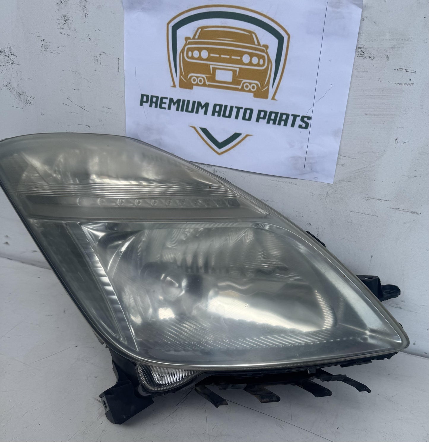 2006  W20 Right Headlight