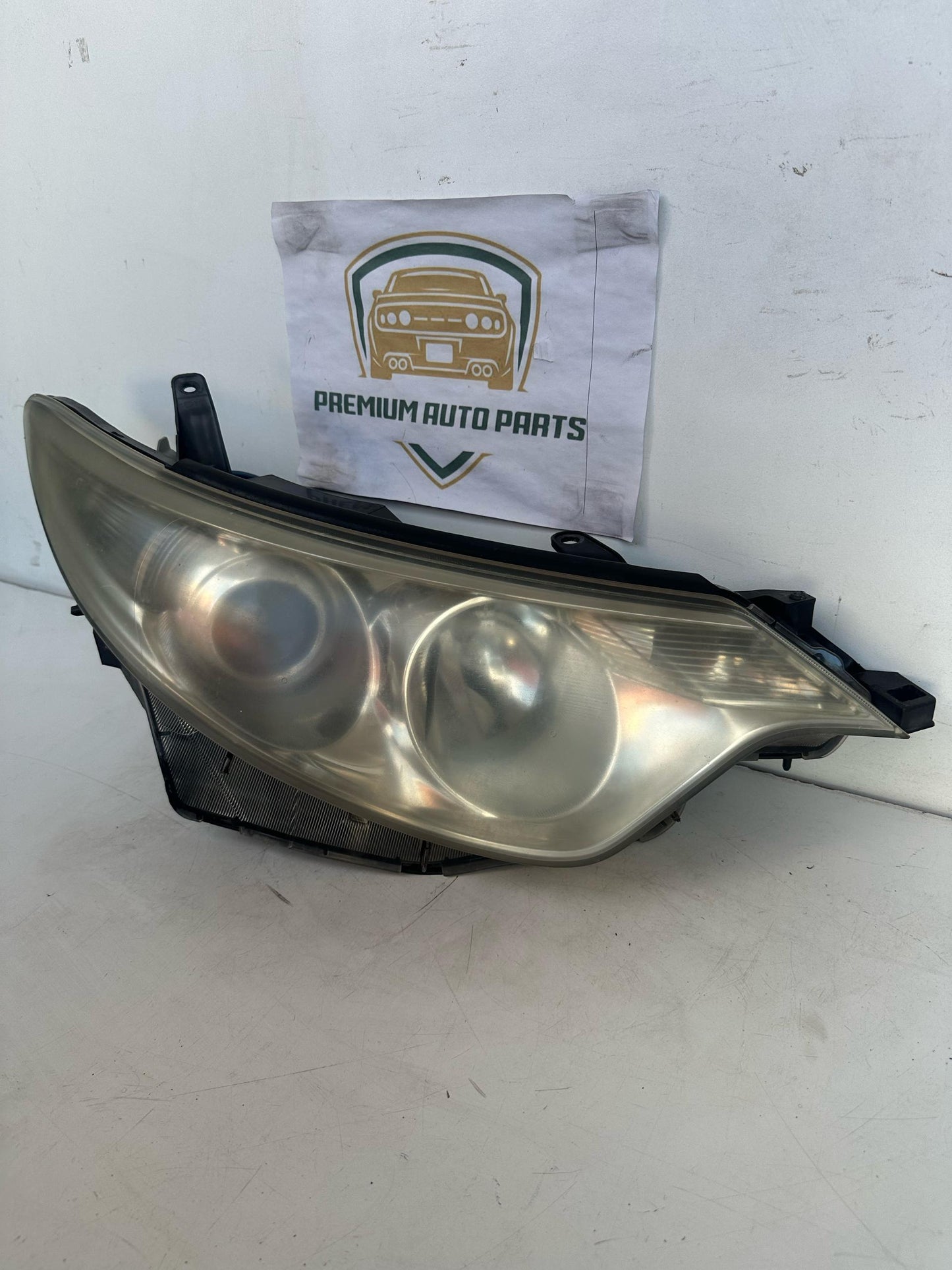 2006 Toyota Tarago R50 Right Headlight