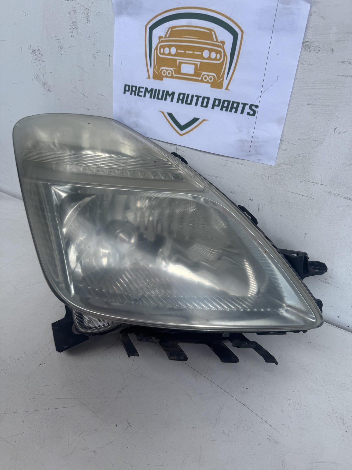 2006  W20 Right Headlight