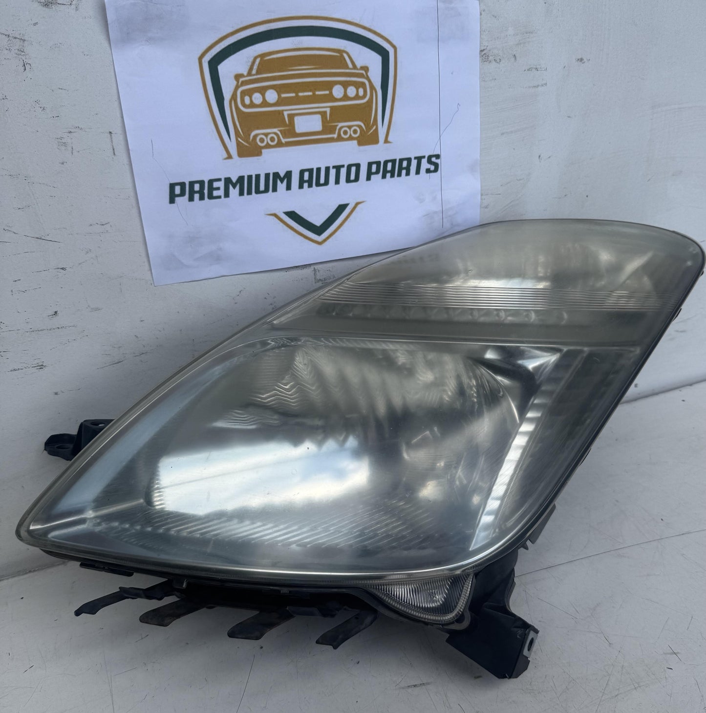 2006  W20 Left Headlight