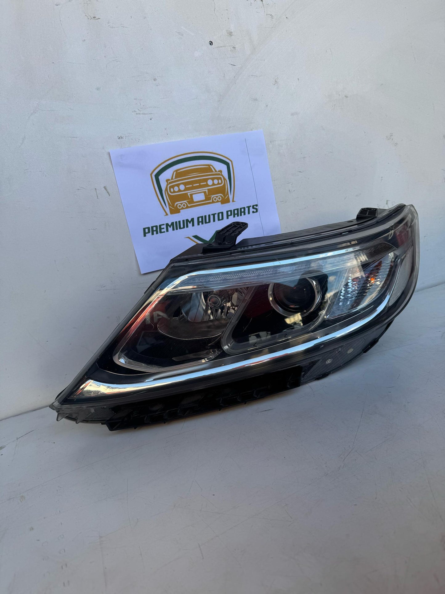 2012 Kia Sorento Left Headlight