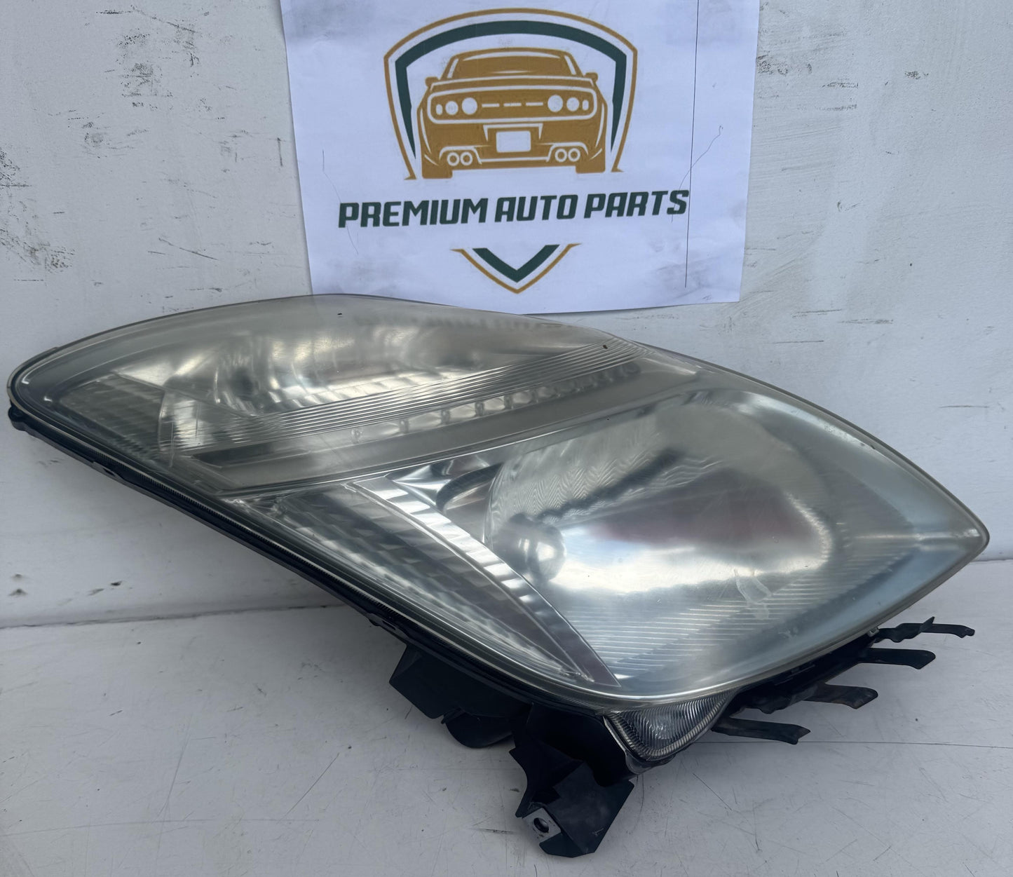2006  W20 Right Headlight