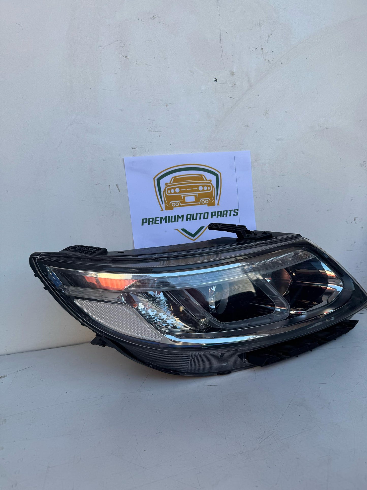 2012 Kia Sorento Right Headlight