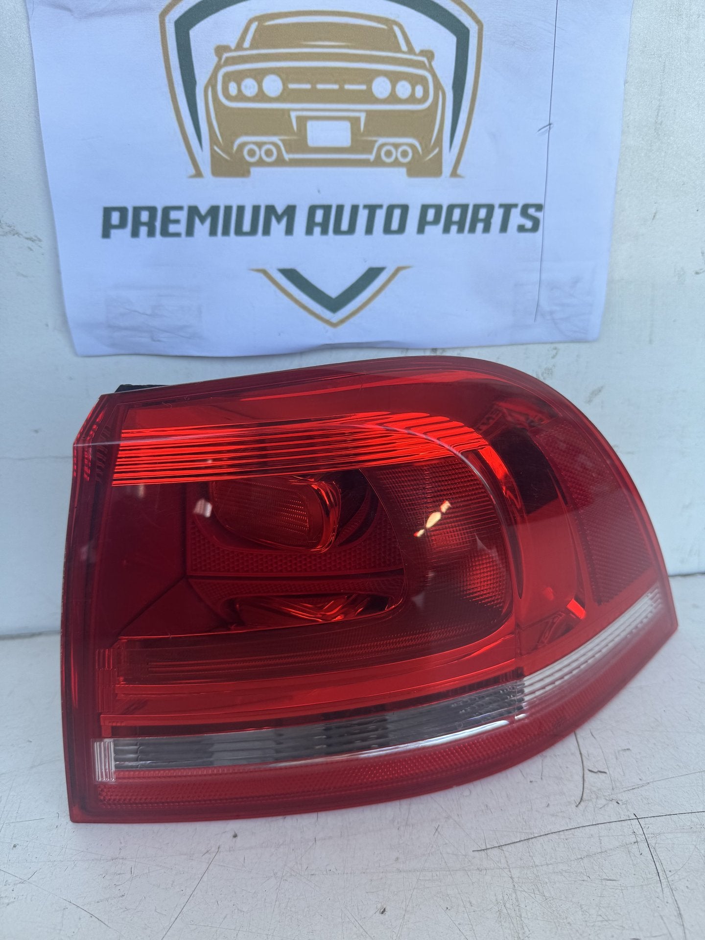 2016 Volkswagen Touareg Station Wagon Right Taillight