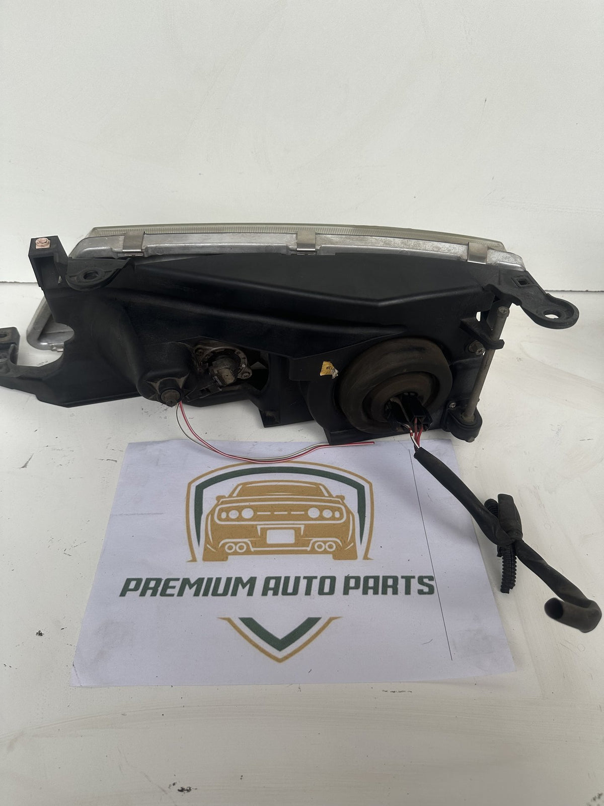 2000-2006 Toyota Avalon X10 Sedan Right Headlight 81150-YF010