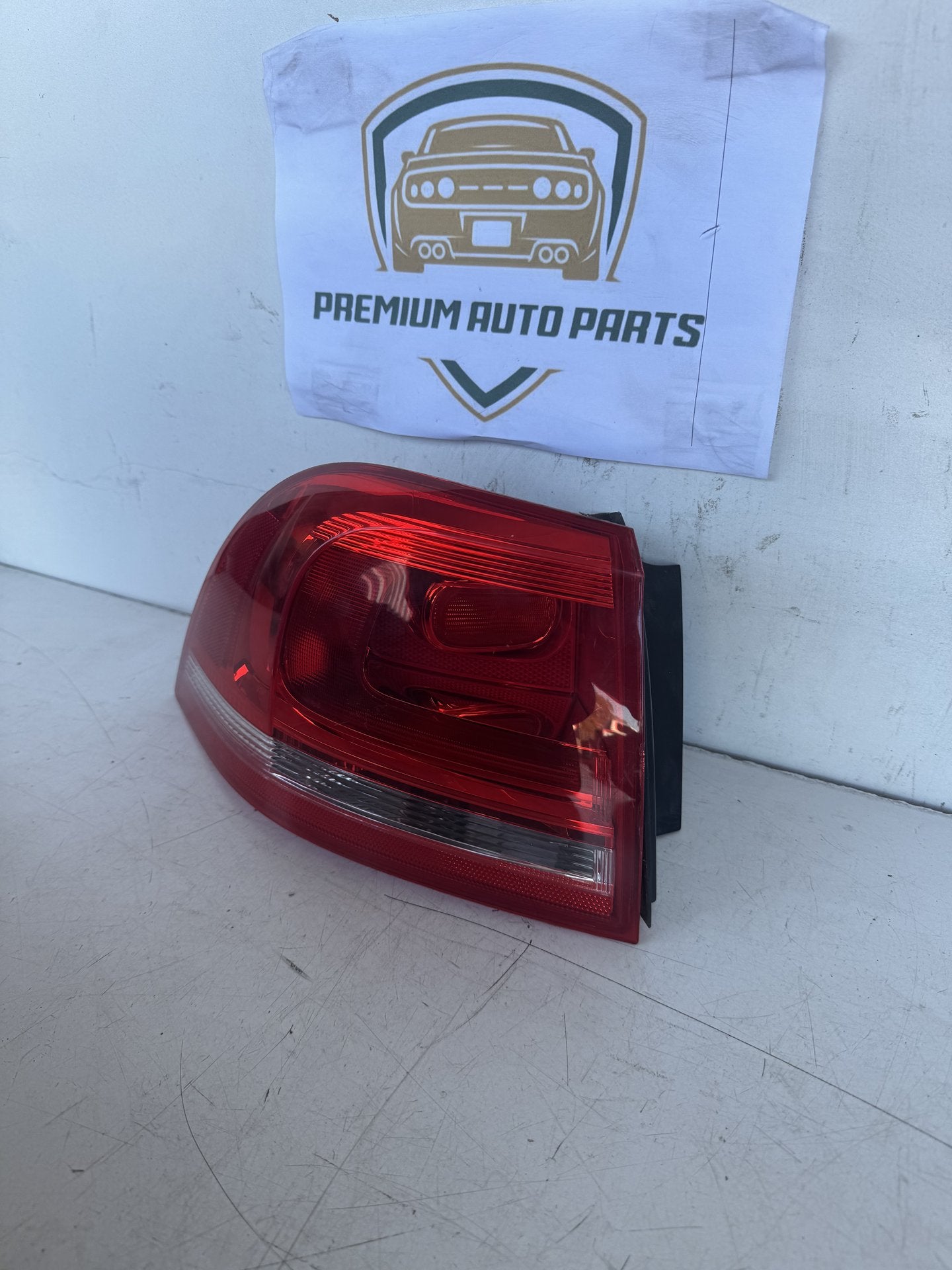 2016 Volkswagen Touareg Station Wagon Left Taillight