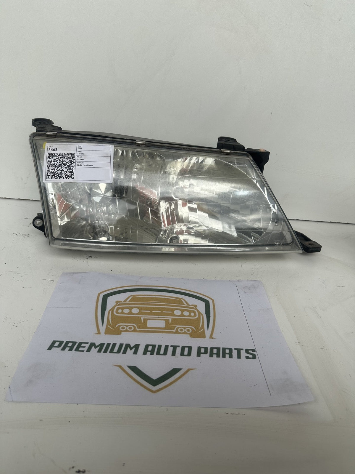 2000-2006 Toyota Avalon X10 Sedan Right Headlight 81150-YF010