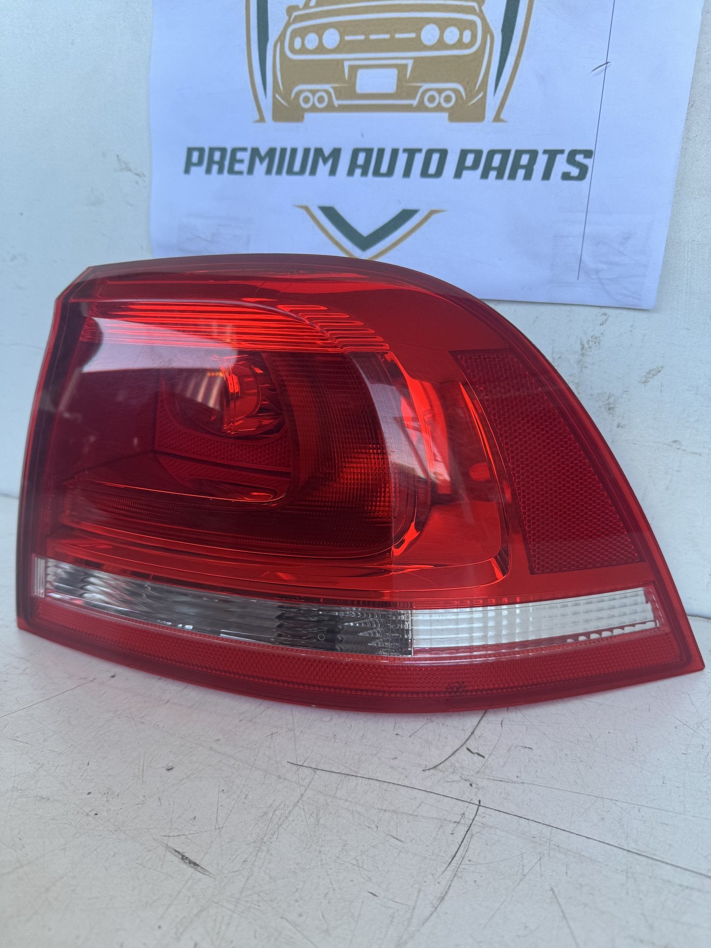 2016 Volkswagen Touareg Station Wagon Right Taillight