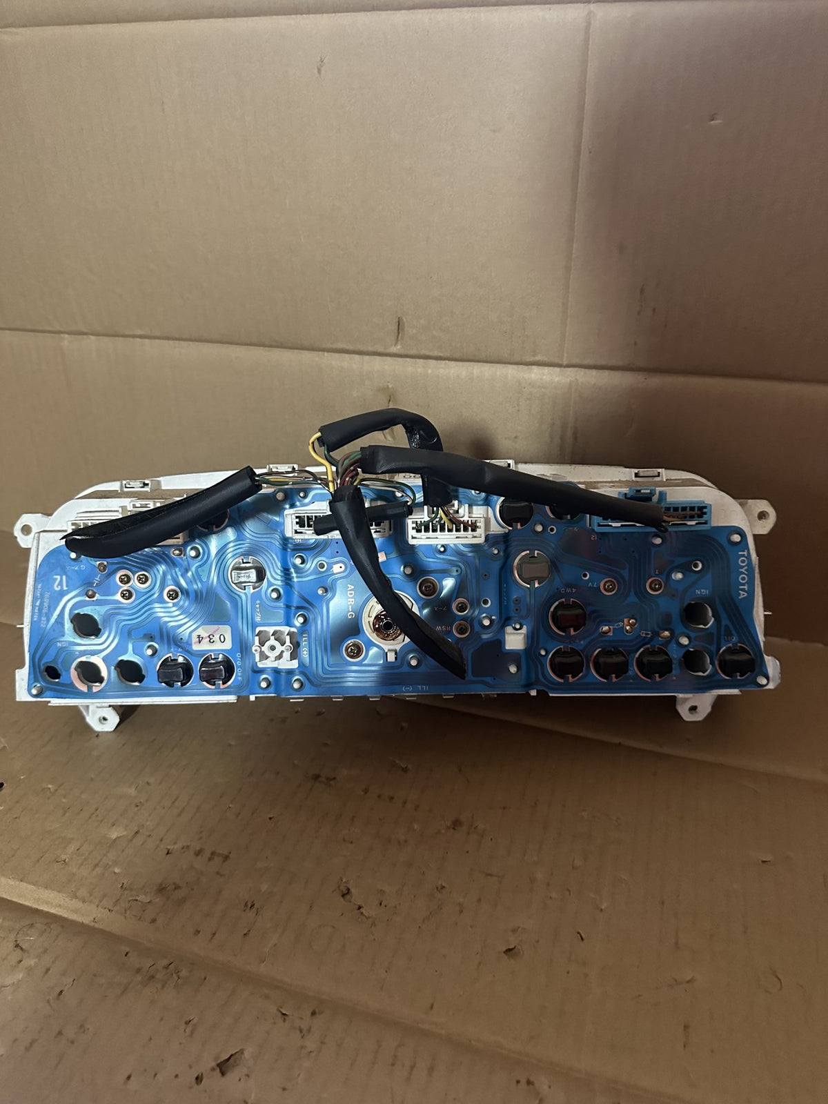 1988-1997 Toyota Hilux V N80 Standard Cab Pickup Instrument Cluster 324450