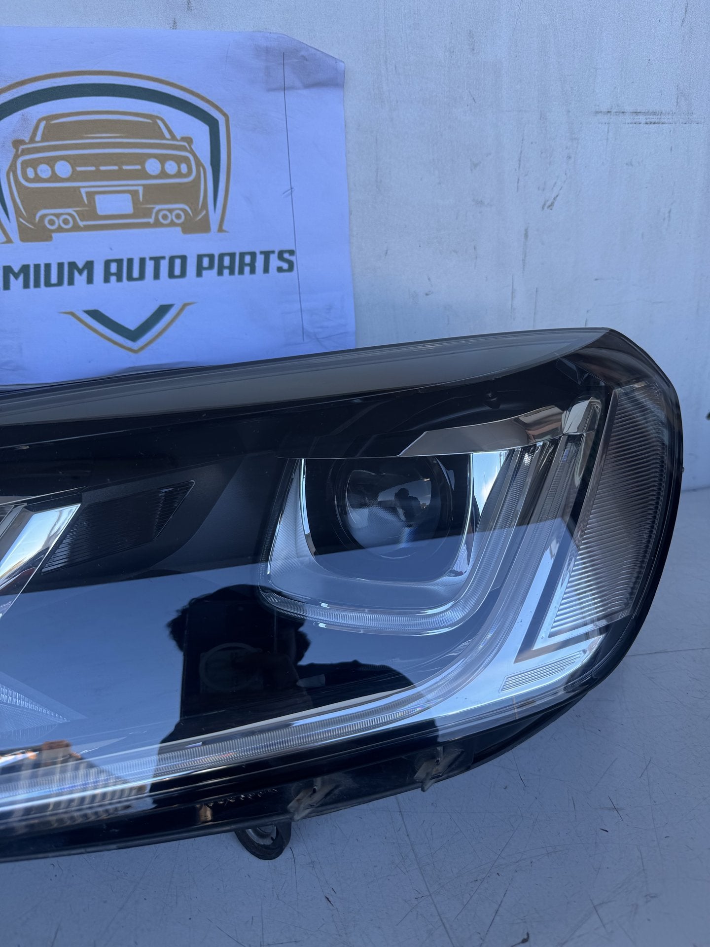 2016 Volkswagen Touareg Station Wagon Left Headlight