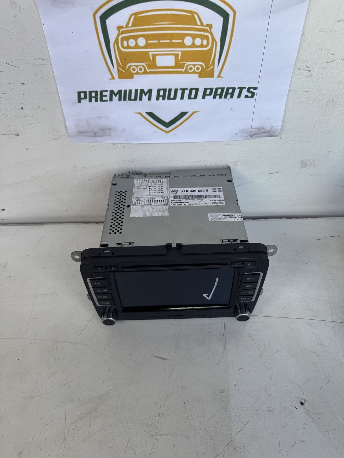 2013 Volkswagen Caravelle Station Wagon Stereo Head Unit 7F0 035 680 B