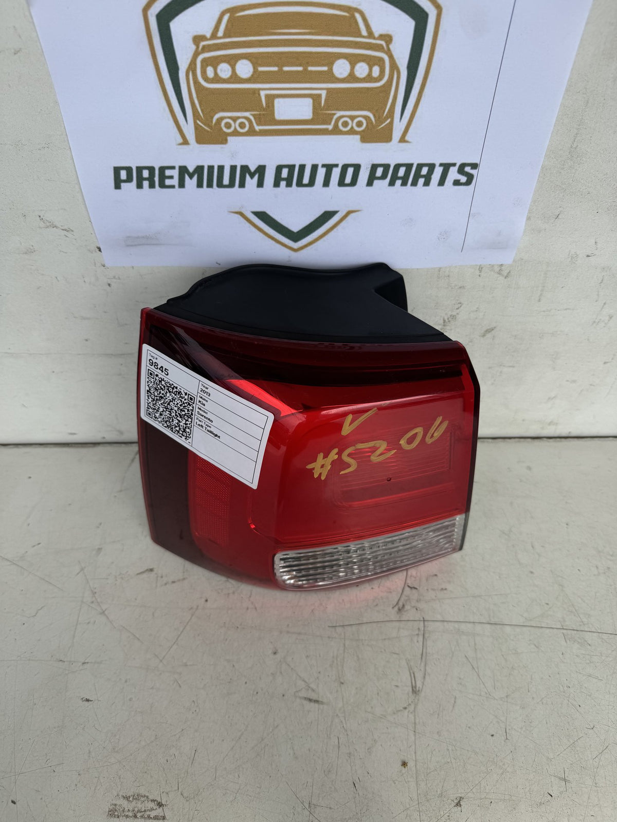 2013 Kia Sorento XM Station Wagon Left Taillight