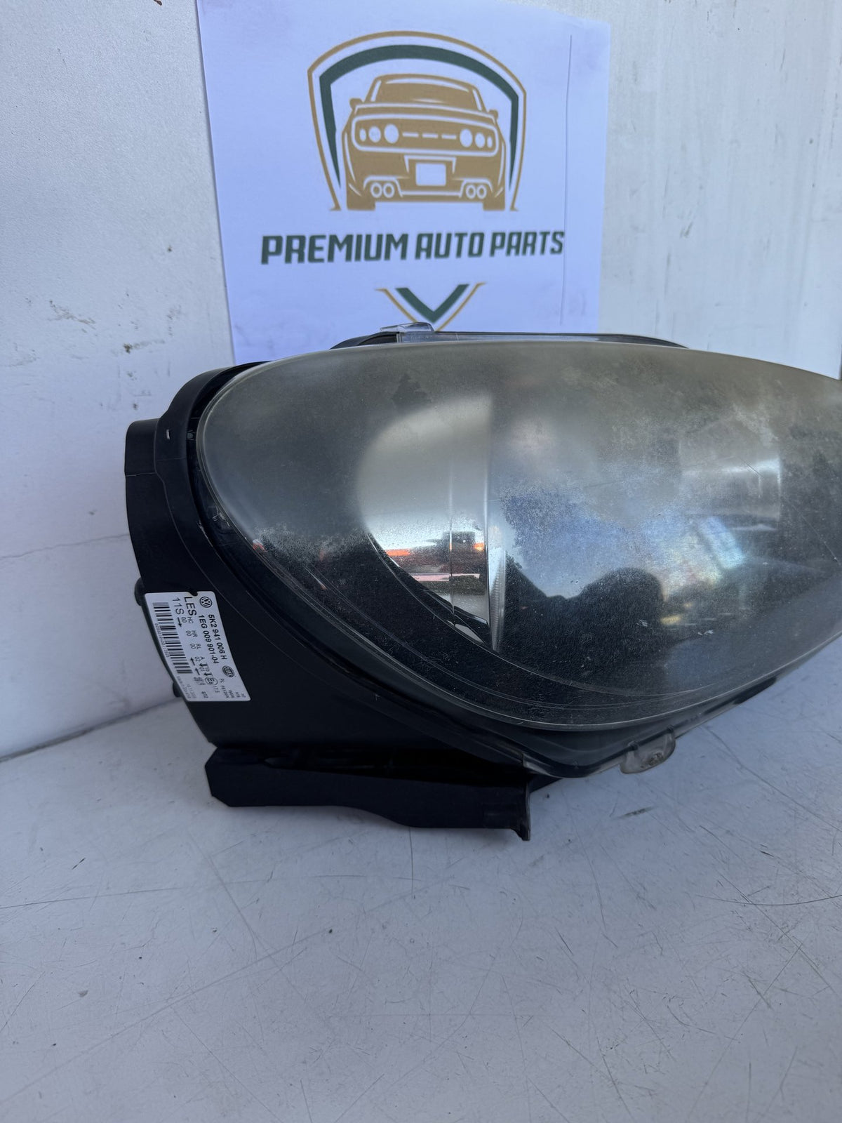 2010 Volkswagen Golf MK6- 5K Station Wagon Right Headlight