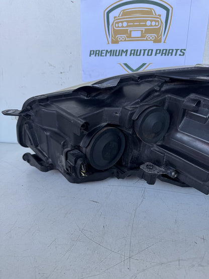 2010 Volkswagen Golf MK6- 5K Station Wagon Right Headlight