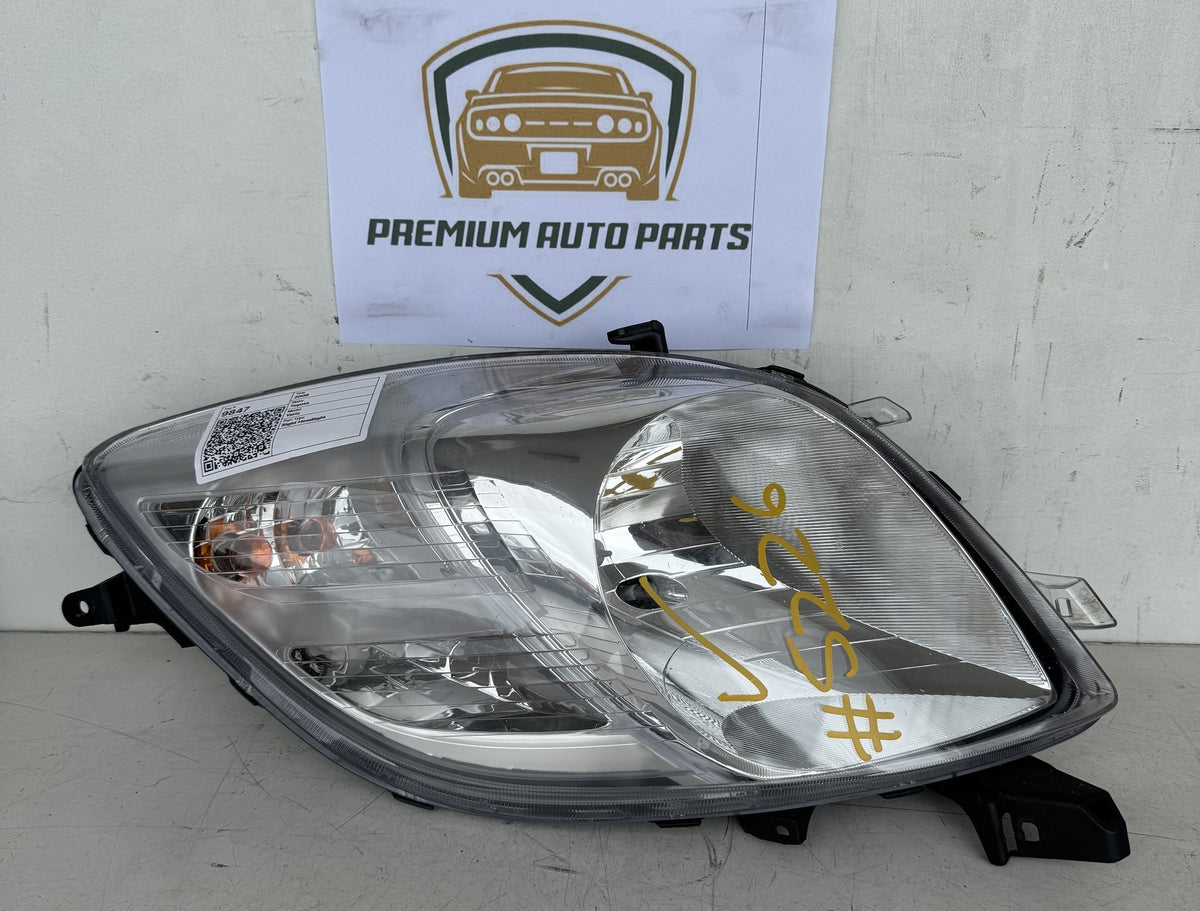 2006 Toyota Yaris Right Headlight 09252510