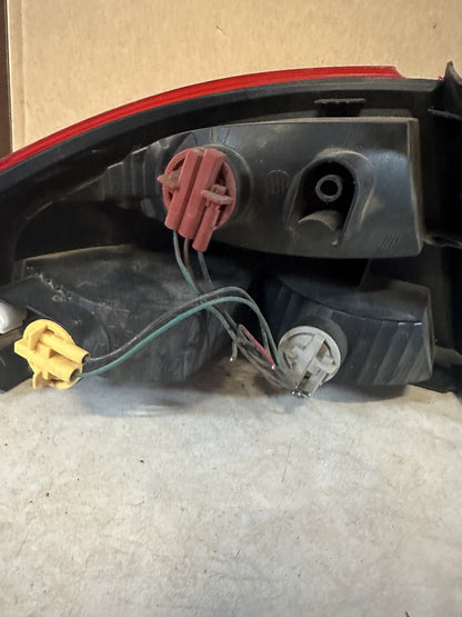 2006 Ford Falcon Right Taillight 2913405