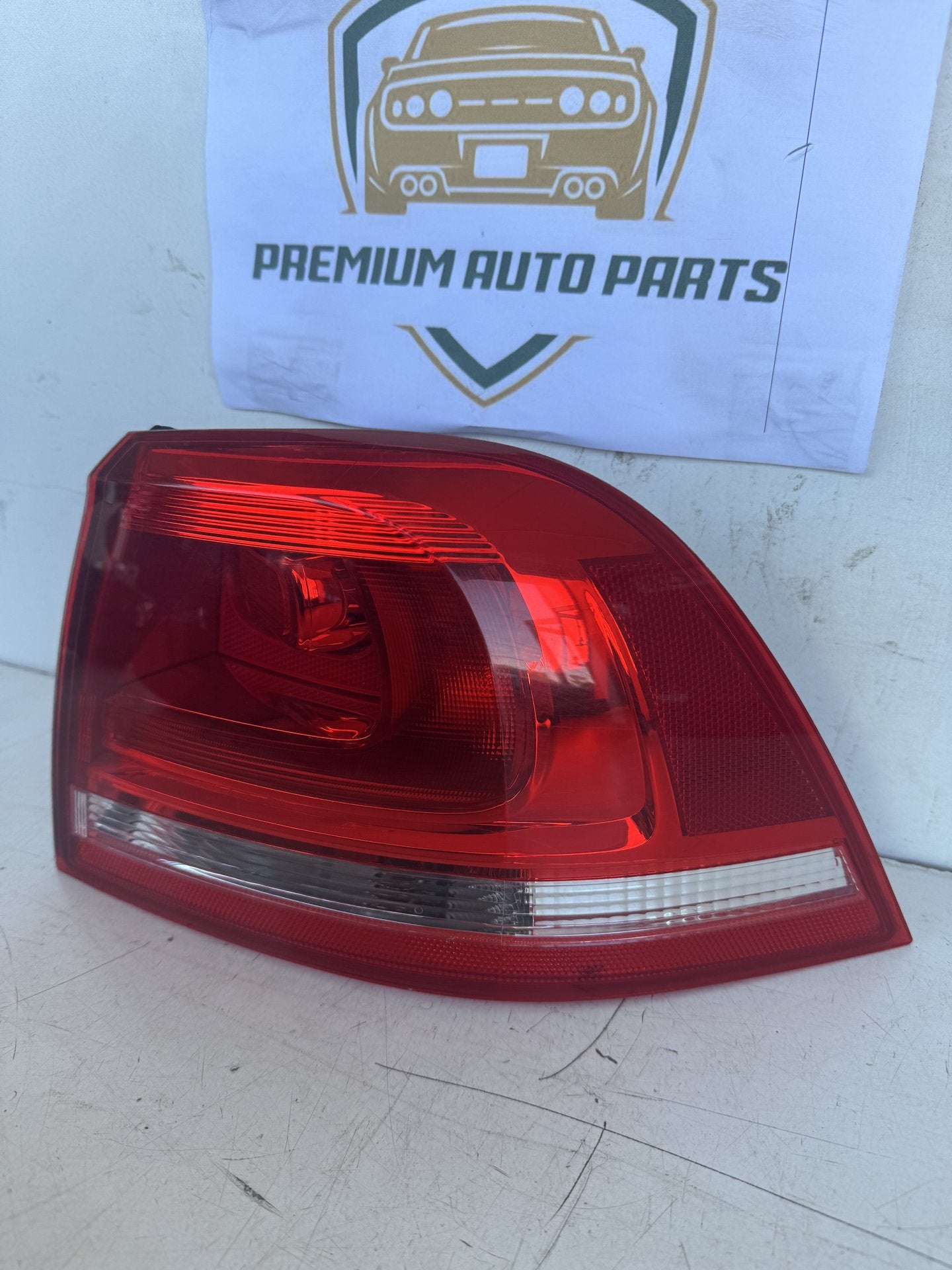 2016 Volkswagen Touareg Station Wagon Right Taillight