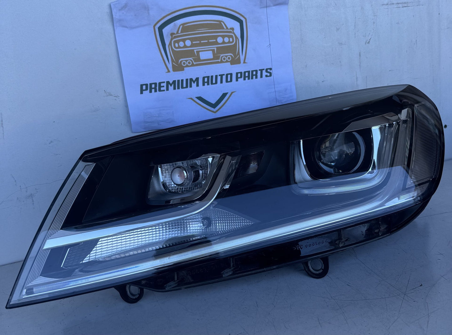 2016 Volkswagen Touareg Station Wagon Left Headlight