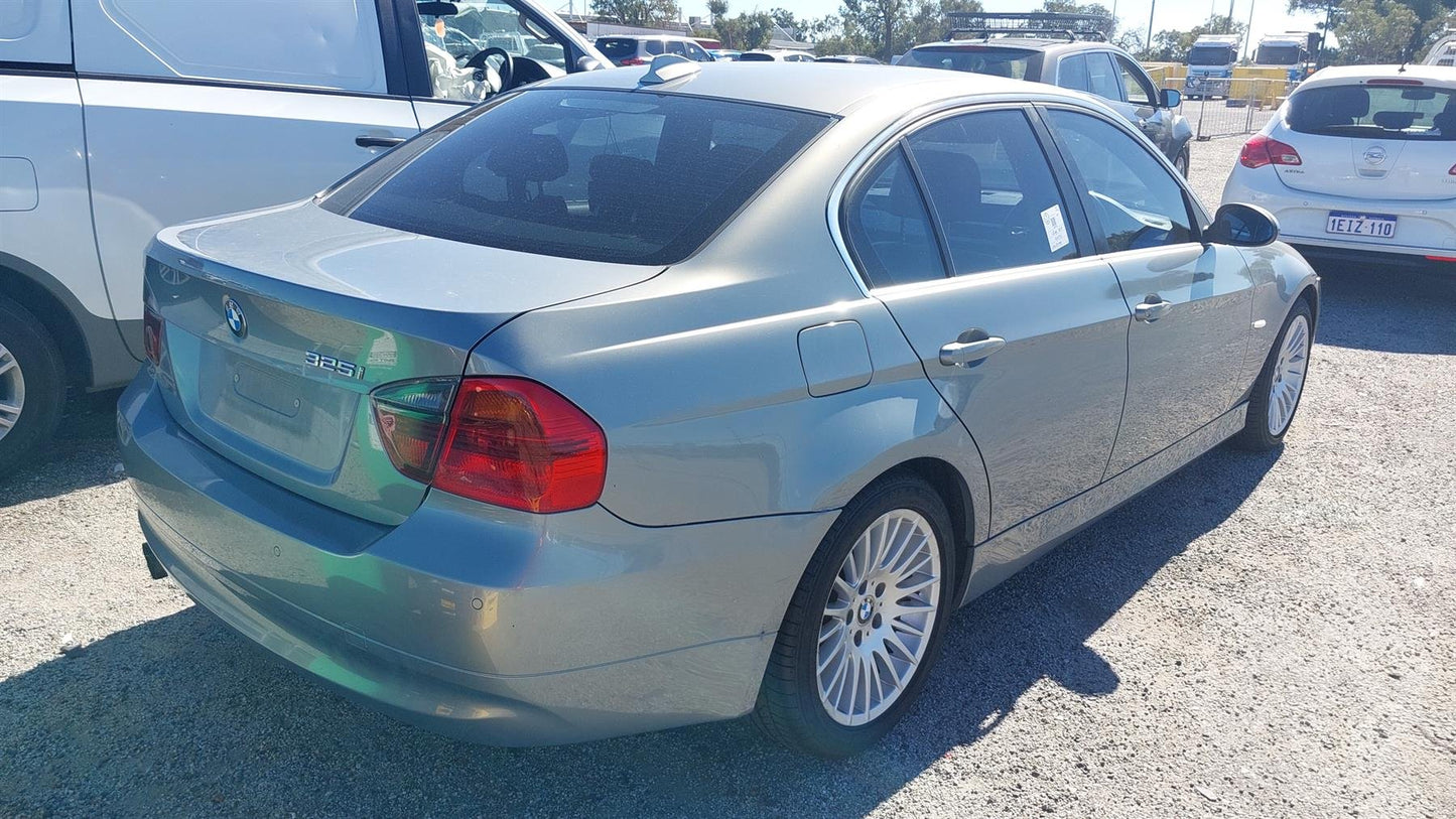2005 BMW 320i xDrive  Sedan 
BMW
320i xDrive