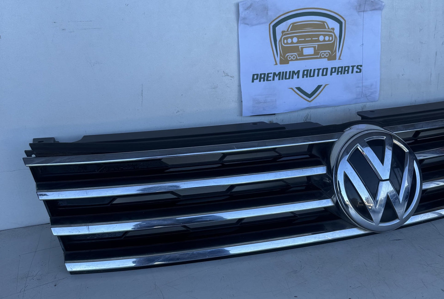 2016 Volkswagen Touareg Station Wagon Grille