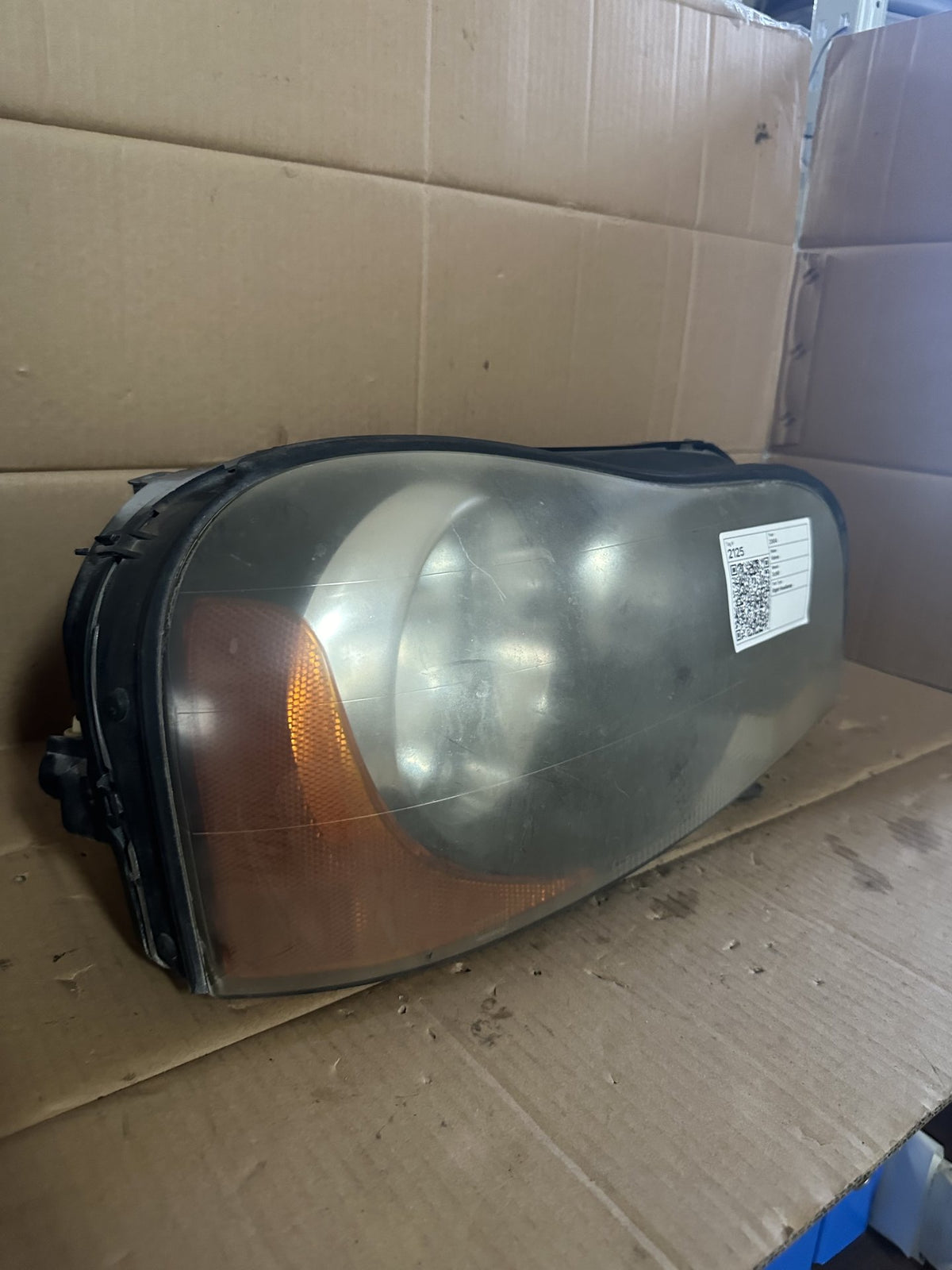 2004 Volvo XC90 - Right Headlight